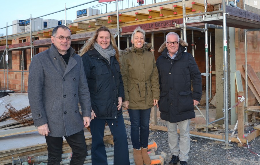 Karin Rose (2.v.l.) informierte sich bei Boris Jankiewicz (r.), seiner Frau Andrea und Architekt Jochen Grimm über den Baufortschritt. Foto: WFG - Ute Heinze) 