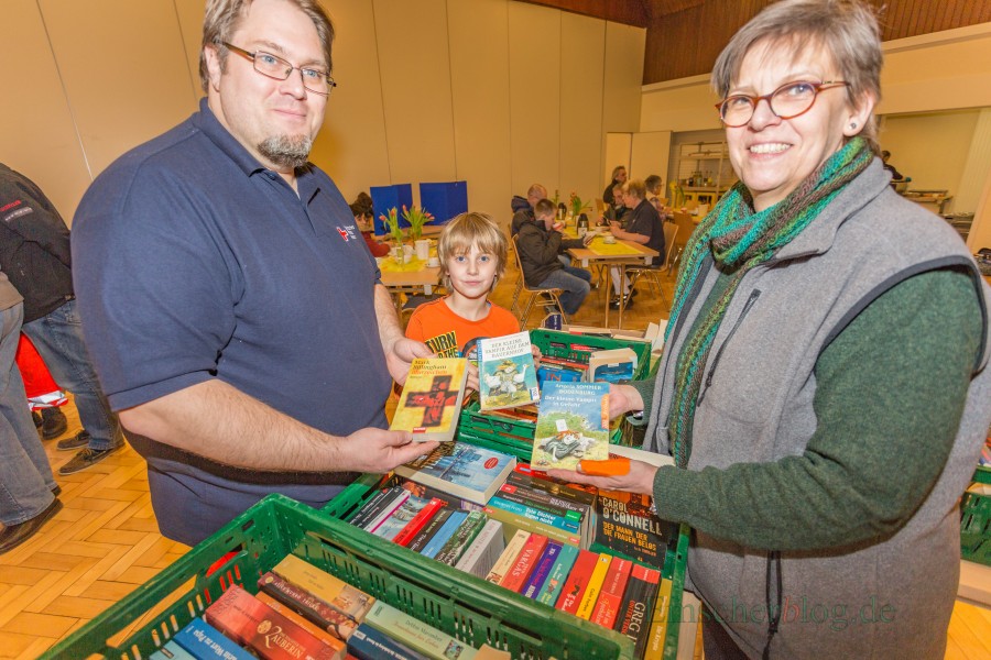 Auch Birgit Poller vom Verein "Wir für Holzwickede" ist zufrieden: Ihr Büchertisch mit blutigen Vampir-Geschichten für große und kleine Leser kam gut an. (Foto: P. Gräber - Emscherblog.de)