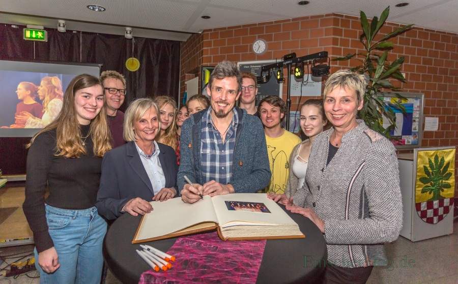 Die Mitglieder von Clara's Voice und alle, die beim Finale in Köln dabei waren, durften sich ins Goldene Buch der Gemeinde eintragen. (Foto: P. Gräber - Emscherblog.de)