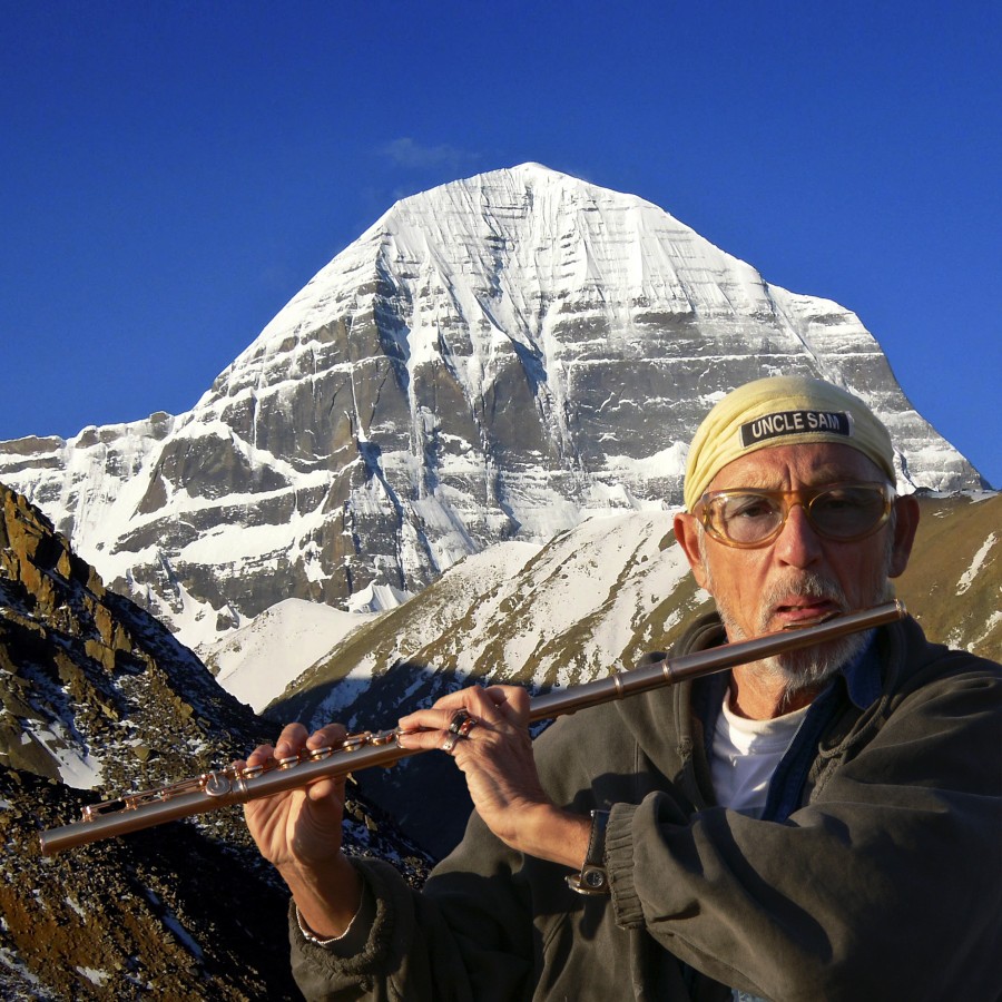 Chris Hinze mit seiner Flöte in Tibet. (Foto: Chris Hinze)