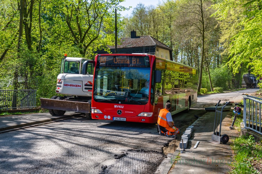Ganz schön eng: Gestern wurden die Bordsteine gesetzt, ab Montag gibt es dann gar kein Durchkommen mehr für die VKU-Busse auf der Steinbruchstraße. (Foto: P. Gräber - Emscherblog.de)