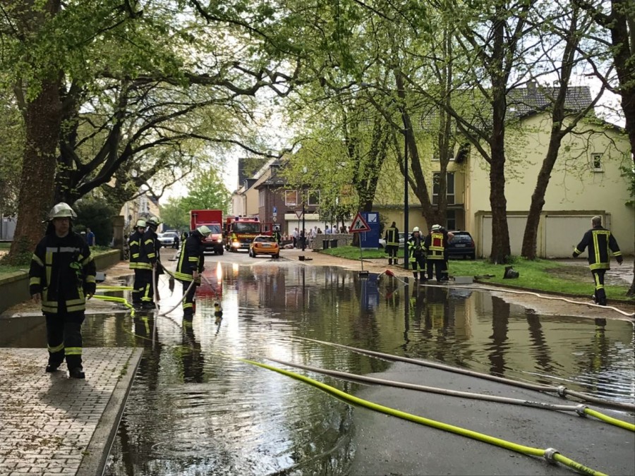 Allein in der Kirchstraße war die Feuerwehr mit fünf Pumpen zwei Stunden im Einsatz, um das auf der Straße stehende Wasser abzumpumpen. (Foto: privat)