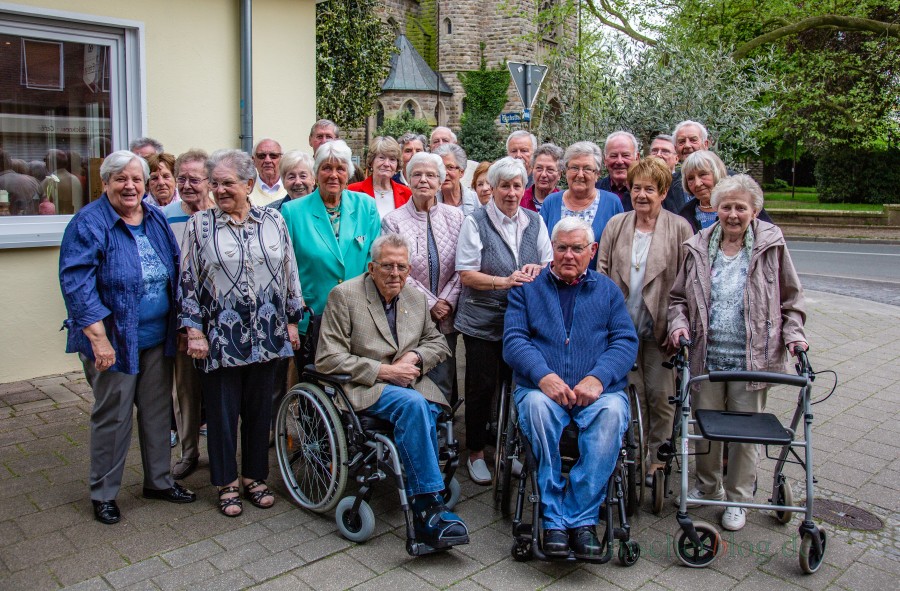 65 Jahre nach ihrer Entlassung trafen sich diese Ehemallifgen der Nord- und Dudenrothschule am Samstag im Vivo wieder.( Foto: P. Gräber - Emscherblog.de) 