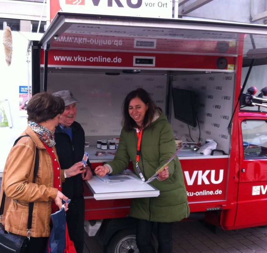 Am 13. April informiert die VKU auf dem Wochenmarkt in Holzwickede. (Foto: VKU )