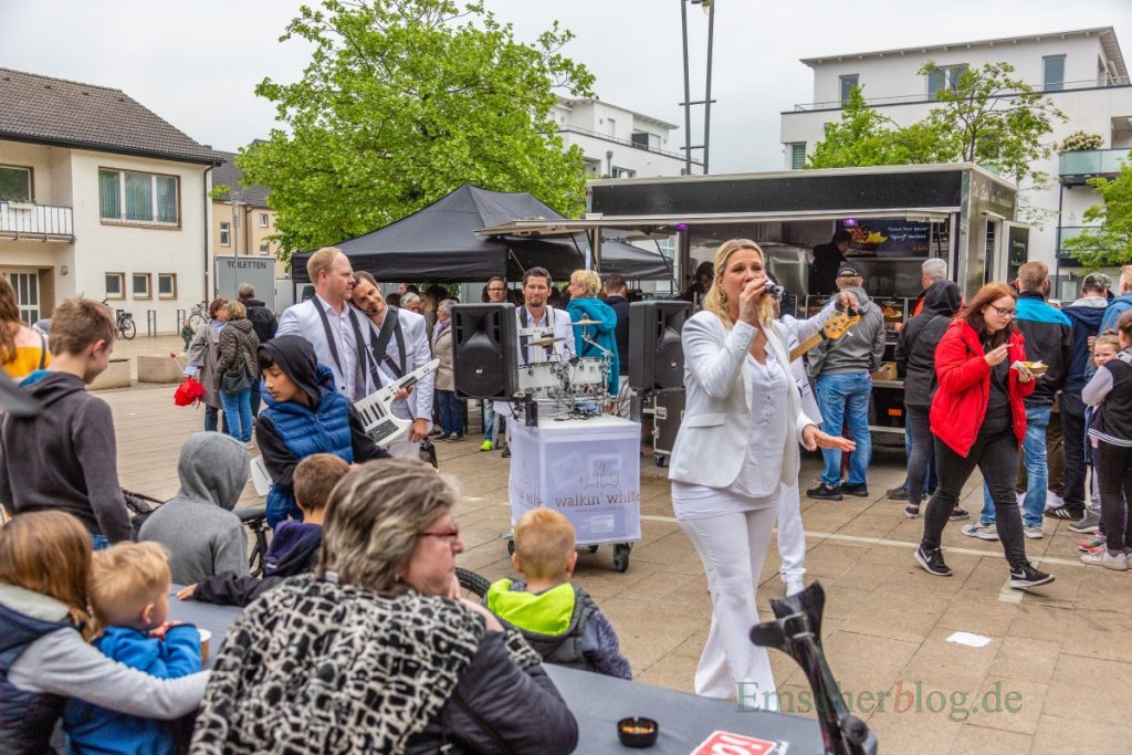 Sorgen beim Streetfood Markt am kommenden Donnerstag (9. Juni) wieder für Stimmung: die Band "Walking White", hier bei ihrem ersten Auftritt auf einem Streetfood-Markt in Holzwickede. (Foto: P. Gräber - Emscherblog.de)