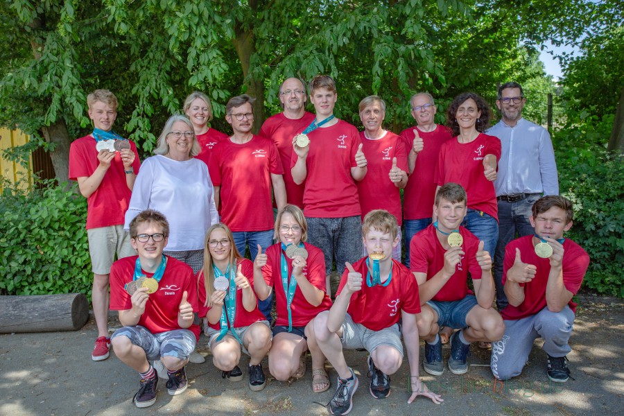 Stolz präsentieren die jungen Sportlerinnen und Sportler die gewonnenen Medaillen. Mit im Bild die zum Team gehörenden Lehrer und Schulleiterin Kornelia Henning-Puls (3.v.l.). (Foto: P. gräber - Emscherblog.de)