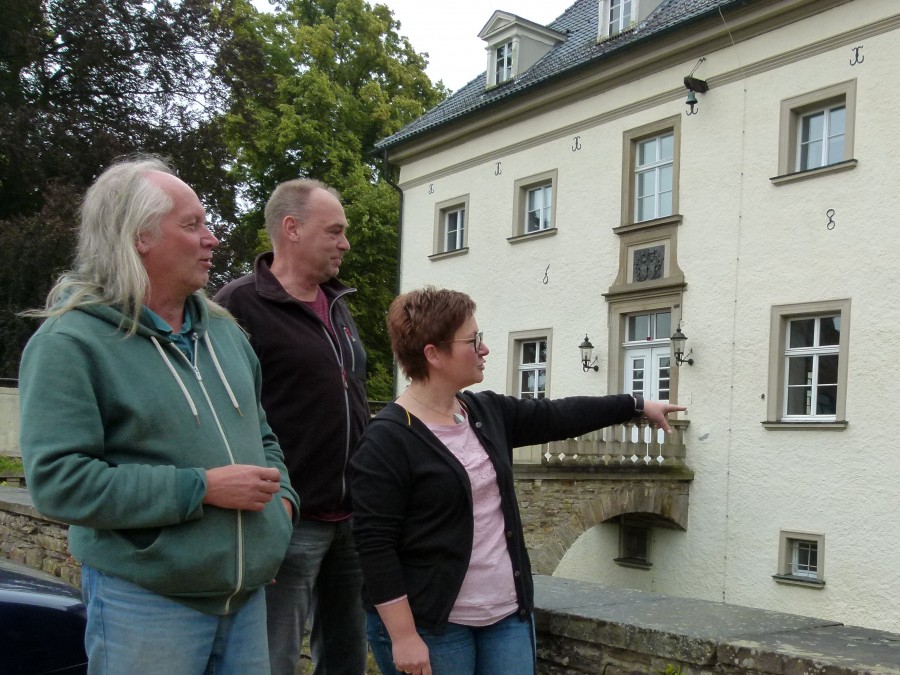Reinhart Hartleif, Heinz Kytzika und Stefanie Kettler (v.l.) bereiten die Extraschicht auf Haus Opherdicke vor. Foto: Constanze Rauert