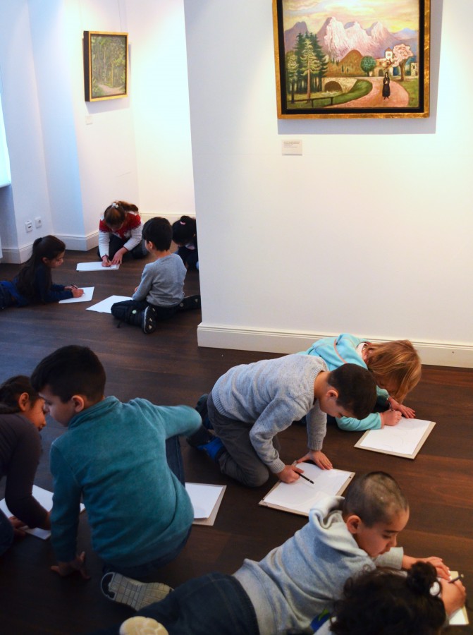 So sieht es aus, wenn Kinder im Rahmen der Museumspädagogik eine Ausstellung besuchen – selbst malen statt nur gucken. (Foto: Alexandra Dolezych)