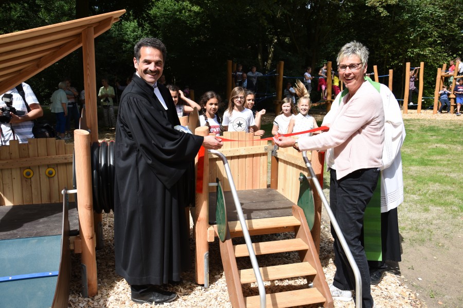 Mit einem symbolischen Scherenschnitt gab Bürgermeisterin Ulrike Drossel den neuen Spielplatz frei. (Foto: privat)