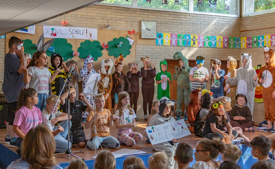 Die Kinder der Nordschule führten heute zum Start in die Ferien ein kleines Theaterstück auf. (Foto: P. Gräber - Emscherblog.de)