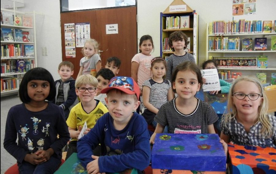 Auch die Kinder der Kita-Nordlicht freuen sich über die neuen Überraschungskisten der Gemeindebücherei. Foto: privat)