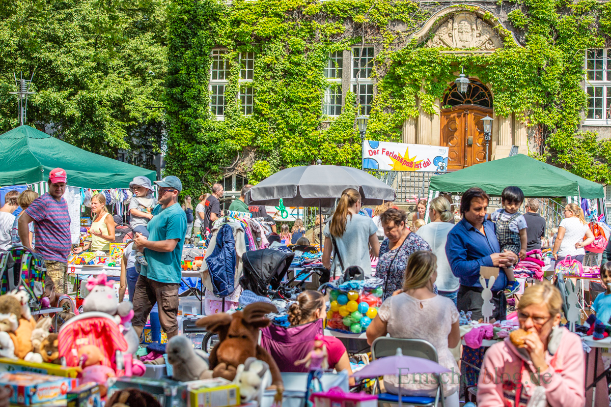 Mit einem großen Kindertrödelmarkt und dem Unterhalter Jürgen Wilmes ist der Holzwickeder Ferienspaß heute auf dem Marktplatz eröffnet worden. (Foto: P. Gräber - Emscherblog.de) 