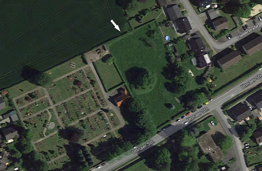 Auf der rd. 4 000 qm großen Fläche rechts neben dem ev. Friedhof an der Unnaer Straße in Opherdicke soll die neue vierzügige Kindertagesstätte in Opherdicke entstehen. (Foto: Googlemaps)