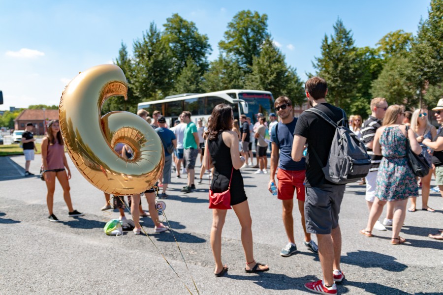 Mit dem Bus starteten die 120 UNIQ-Mitarbeiter zum Geburtstagsausflug nach Münster. (Foto. UNIQ) 