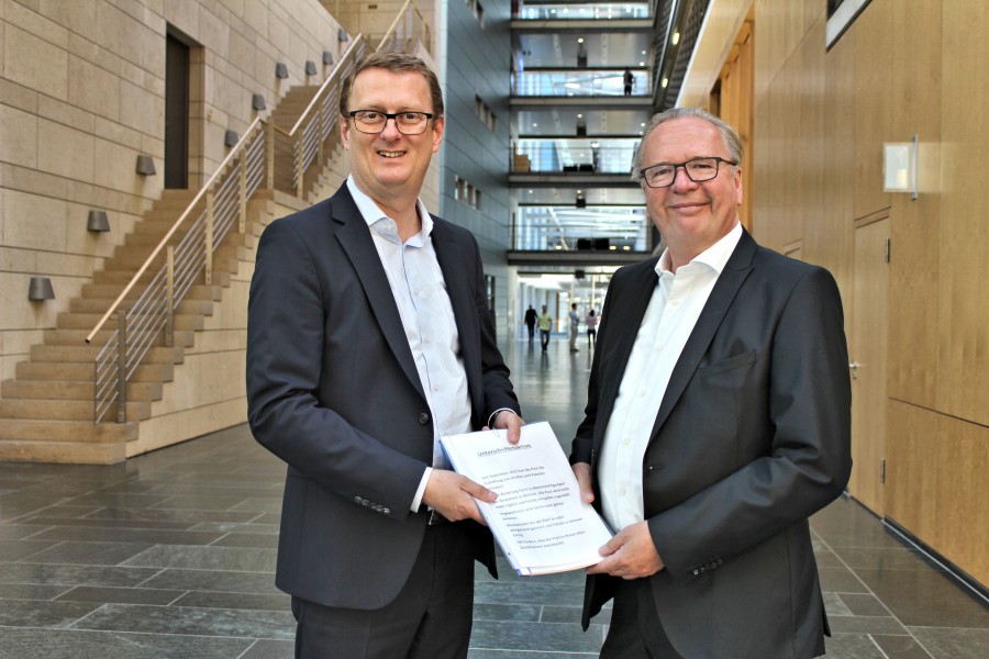 Bundestagsabgeordneter Oliver Kaczmarek übergibt die Unterschriftenliste an Dr. Rainer Wend ,den Leiter des Zentralbereiches Politik und Regulierungsmanagement der Deutschen Post DHL,. (Foto: SPD Unna )