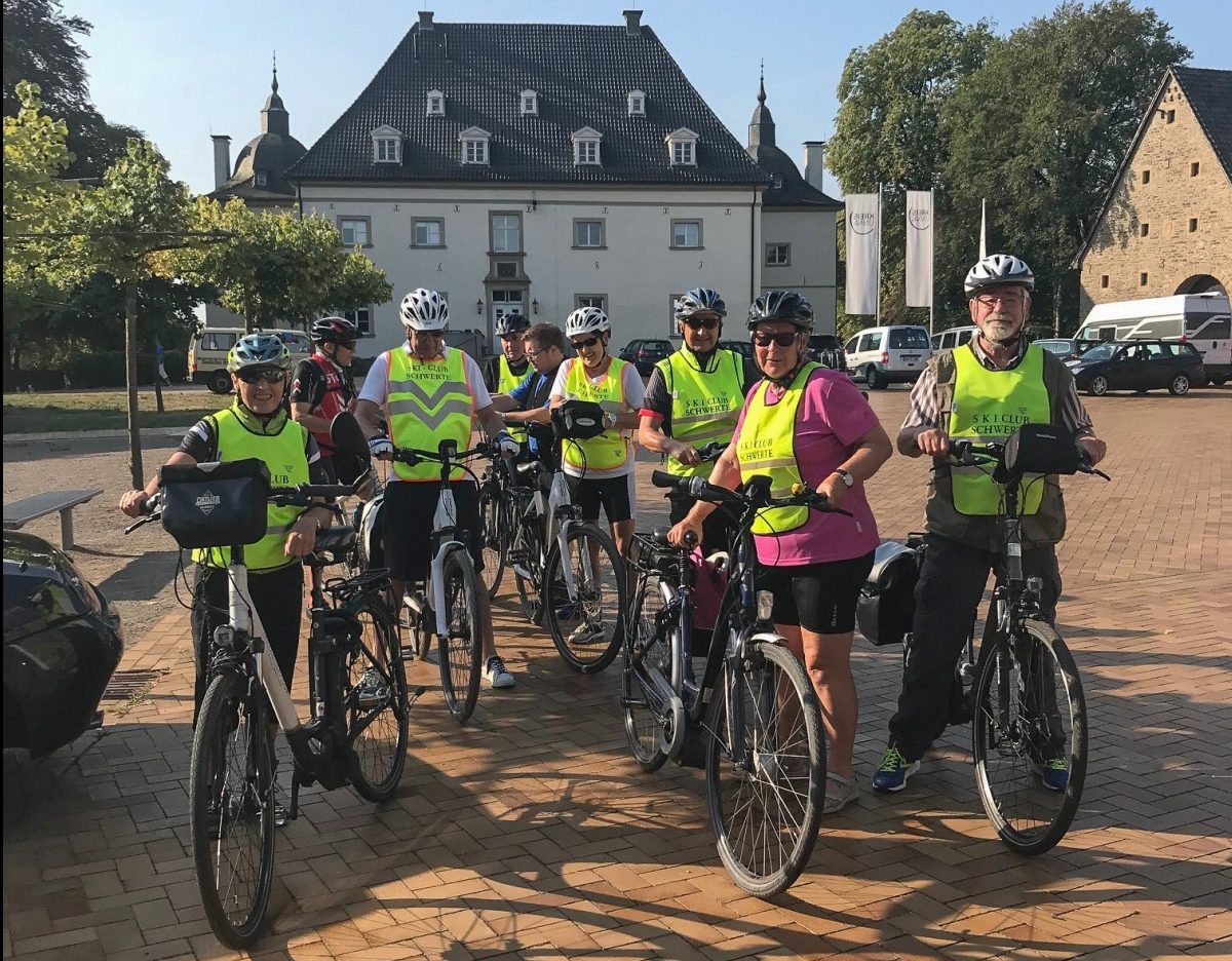 Die Radtouristen des HSC hatten heute zur 20. RTF "Rund um Haus Opherdicke" eingeladen und 627 Teilnehmer gingen an den Start. (Foto: H. Schön) 