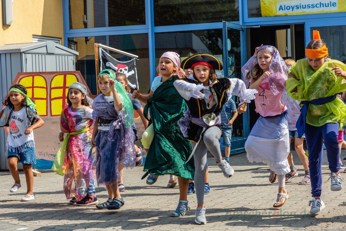 Mit einer bunten Piratenshow endete heute die dreiwöchige Ferienbetreuung durch die OGS in der Aloysiusschule. (Foto: P. Gräber - Emscherblog.de)