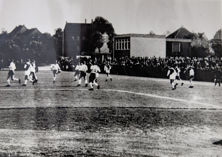 Blick in südwestlicher Richtung auf das Emscherstadion mit Sportheim. Die Aufnahme datiert ca. 1967 (Foto: Gemeindearchiv)