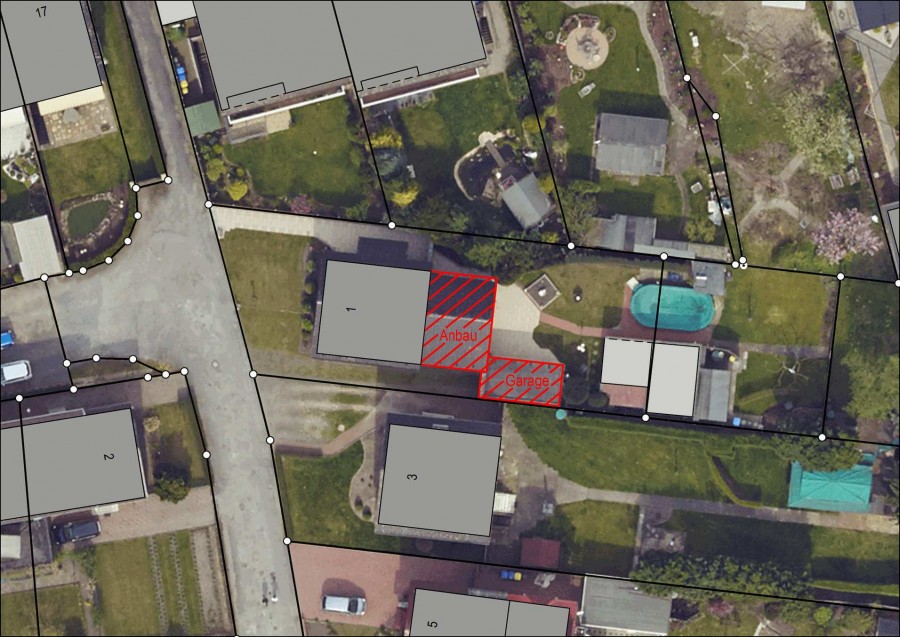 So sieht es aus, wenn Luftbilder mit der Liegenschaftskarte abgeglichen werden: Der Anbau und die Garage sind noch nicht vermerkt und grau hinterlegt. (Grafik Kreis Unna)