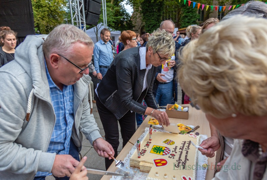 Anschließende verteilten Ulrike Drossel und Michael Klimziak die Geburtstagstorte an die wartenden Besucher. (Foto: P. Gräber - Emscherblog.de)
