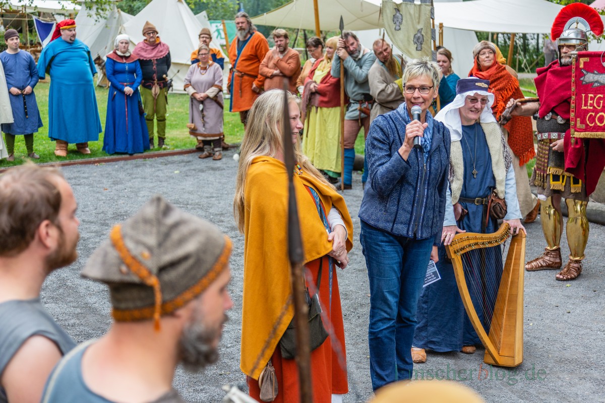 Bürgermeisterin Ulrike Drossel hatte sichtlich Spaß bei der Eröffnung des historischen Lagers am Samstag im Emscherpark. (Foto: P. Gräber - Emscherblog.de)