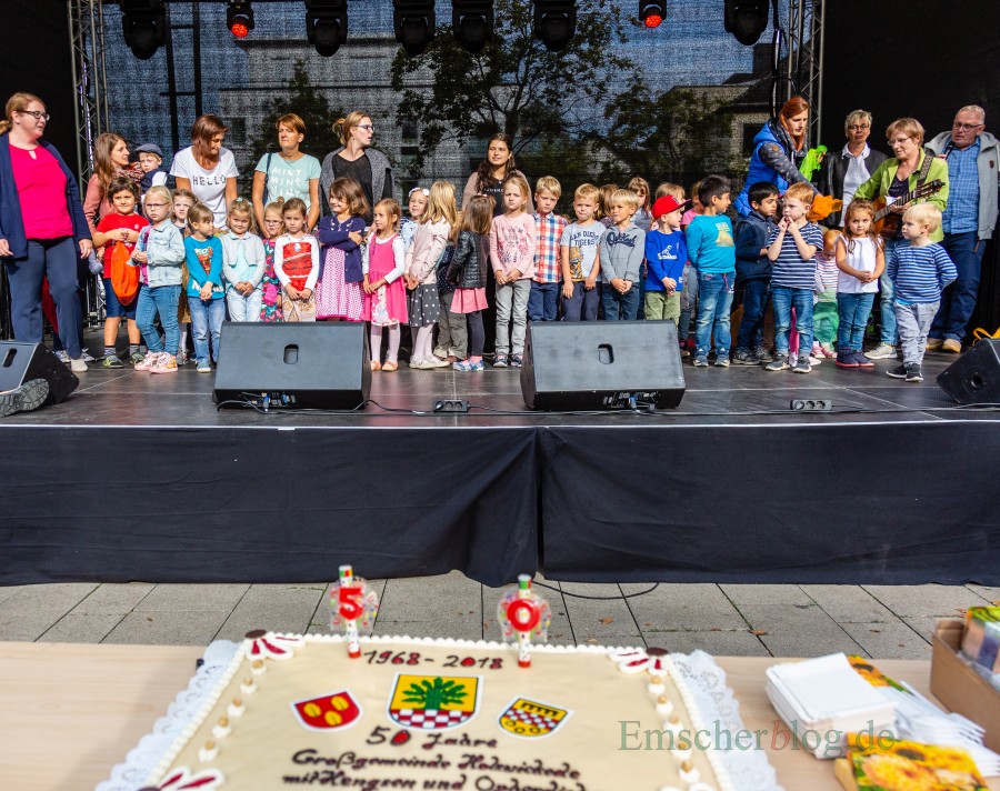 Nach den Grußworten von Bürgermeisterin Ulrike Drossel und dem Kulturausschuss-Vorsitzenden Michael Klimziak eröffneten die Kinder des DRK-Kindergartens "Hokuspokus" mit einigen Liedern die Geburtstagsparty der Gemeinde. (Foto: P. Gräber - Emscherblog.de)