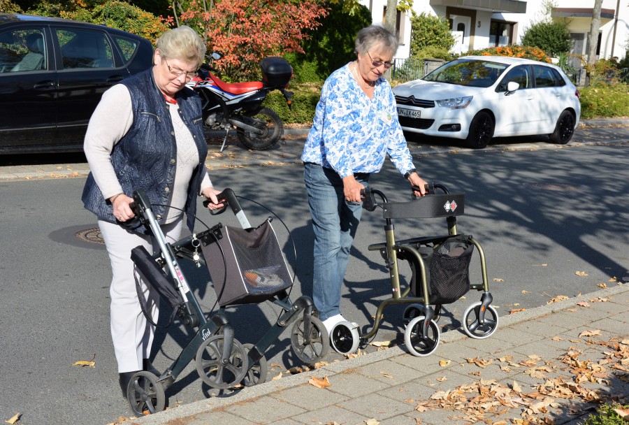Wie man ein schlecht zu überwindendes Hindernis, die Bordsteinkante, „in den Griff bekommt“, demonstrierten die Seniorenberaterinnen Doris Keller (rechts) und Karin Petschat. (Foto: privat)