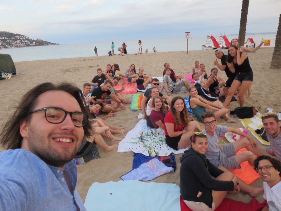 Das Selfie von Reiseleiter Fabian Knorre (li.) zeigt einen Großteil in diesem  Jahr am Strand in Spanien. (Foto: Knorre)