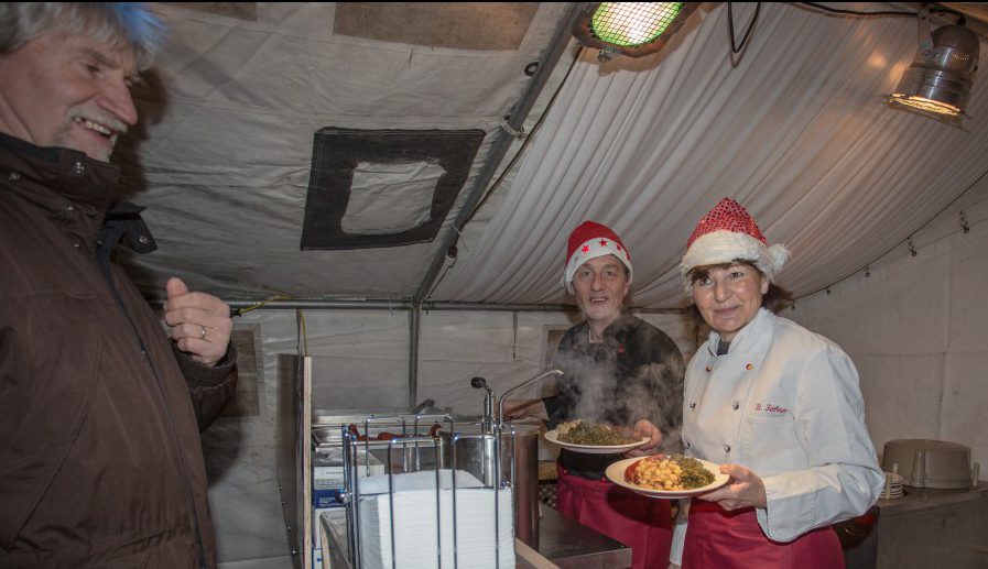 Das DRK Holzwickede bietet an allen drei Tagen deftigen Grünkohl mit Bratkartoffeln und einiges mehr  im Zelt auf dem Weihnachtsmarkt an. (Foto: P. Gräber - Emscherblog.de) 