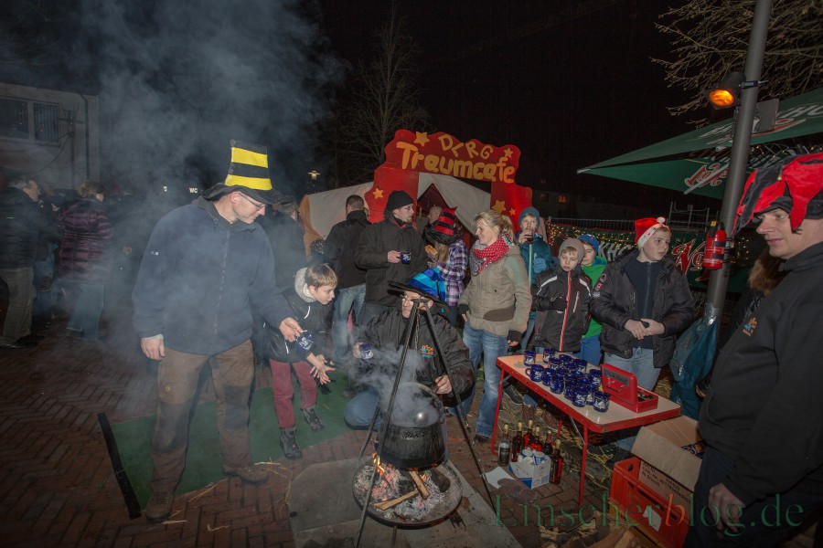 Darauf freuen sich nicht nur viele Besucher des Weihnachtsmarktes, sondern auch die Vereinsmitglieder: Feuerzangebowle vor dem DLRG-Traumcafé . (Foto: P. Gräber - Emscherblog.de) 