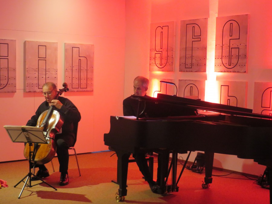 "Französische Impressionen"  präsentieren die beiden Ausnahmemusiker Anton Niculescu (Violoncello) und Bertrand Giraud (Klavier) am Donnerstag auf Haus Opherdicke. (Foto:  Celloherbst.de)