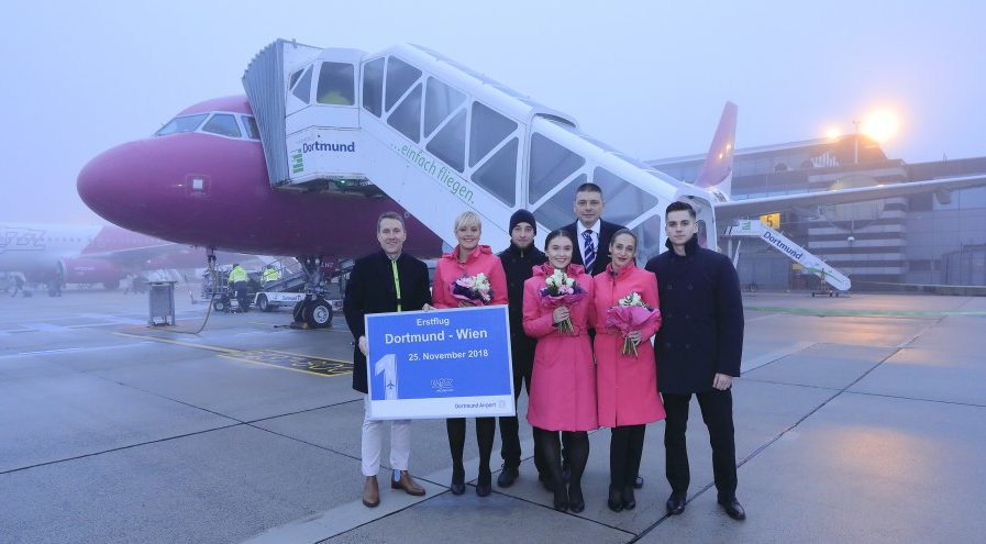 Guido Miletic, Leiter Marketing & Sales, begrüßte die Crew von Wizz Air zum Erstflug auf dem Vorfeld © Dortmund Airport, Hans-Jürgen Landes.