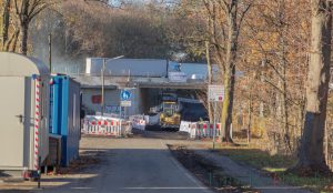 Die Bauarbeiten an der AS1-Brücke verzögern sich weiter: Die Holzwickeder Straße bleibt noch bis mindestens Ende Januar gesperrt. (Foto: P. Gräber - Emscherblog.de)