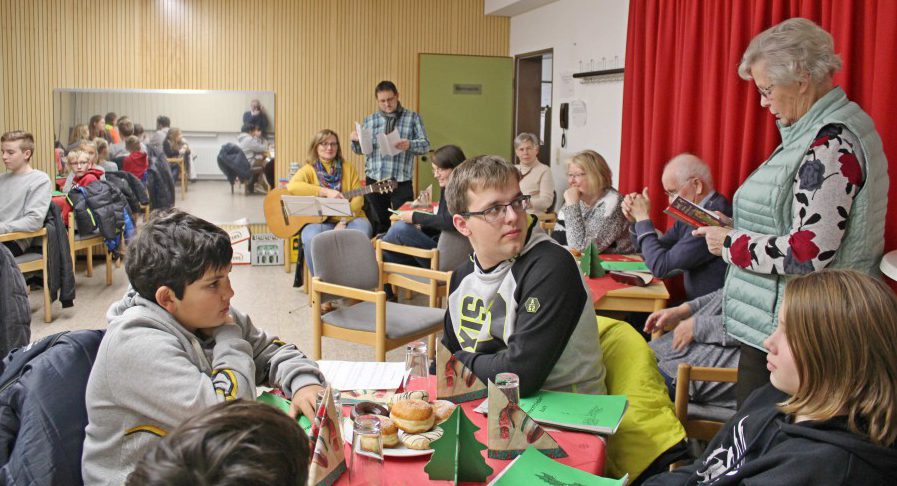 Die Gruppe Aktive Bürgerschaft lädt Gleichgesinnte zu ihrem Treffen im Januar ein: Mitglieder der Gruppe bei einer gemeinsamen Weihnachtsfeier mit Jugendlichen der Josef-Reding-Schule in der Seniorenbegegnungsstätte. (Foto: privat) 