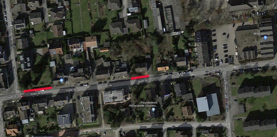 Diese Luftaufnahme zeigt die Sölder Straße. Die beiden roten Linien zeigen, in welcher Höhe die durchgehenden Markierungen auf der nördlichen Seite aufgebracht werden, um den Verkehrsfluss zu verbessern. (Foto: googlemaps.de/Markierung: Emscherblog.de)