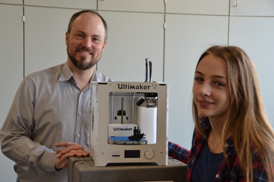 Matthias Müller, der das zdi-Projekt betreut, hat schon die ersten 3D-Drucker für das Ausleihangebot angeschafft, damit die Jugendlichen davon profitieren können. (Foto: Heinze)