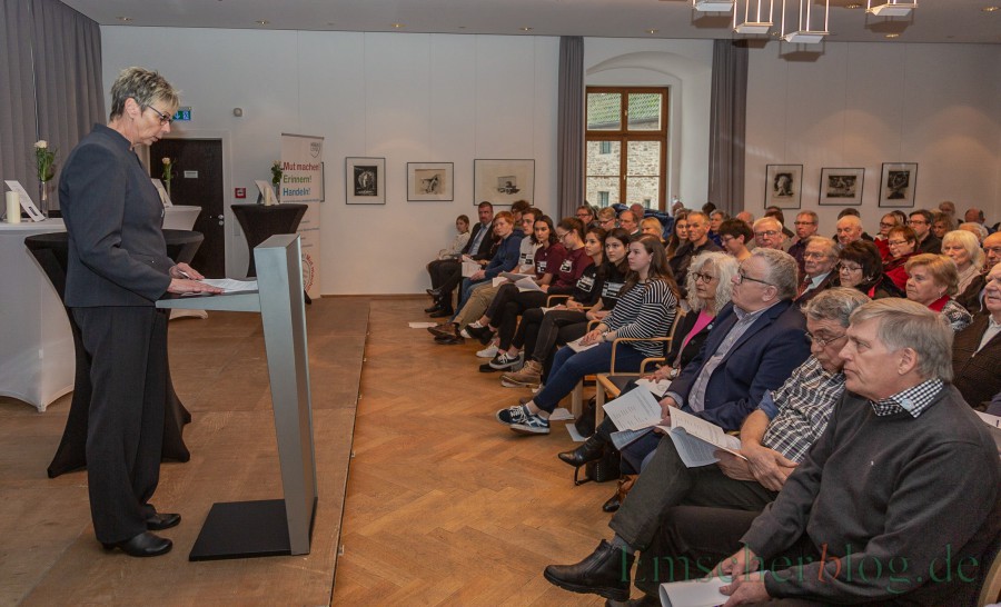 Bürgermeisterin Ulrike Drossel eröffnet die Gedenkfeier  im überfüllten Spiegelsaal von Haus Opherdicke. (Foto: P. Gräber - Emscherblog.de)