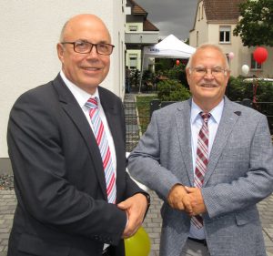 Sie stehen im Jubiläumsjahr an der Spitze des kommunalen Wohnungsunternehmens UKBS: Theodor Rieke (rechts), seit 2009 Vorsitzender des Aufsichtsrates, und Matthias Fischer, seit dem 1.Juli 2007 Geschäftsführer. (Foto: UKBS)