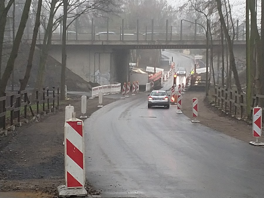 Endlich: Nach über einem halben Jahr Sperrung ist die Holzwickeder Straße ab sofort wieder für den motorisierten Verkehr befahrbar - zumindest einspurig. (Foto: P. Gräber - Emscherblog)