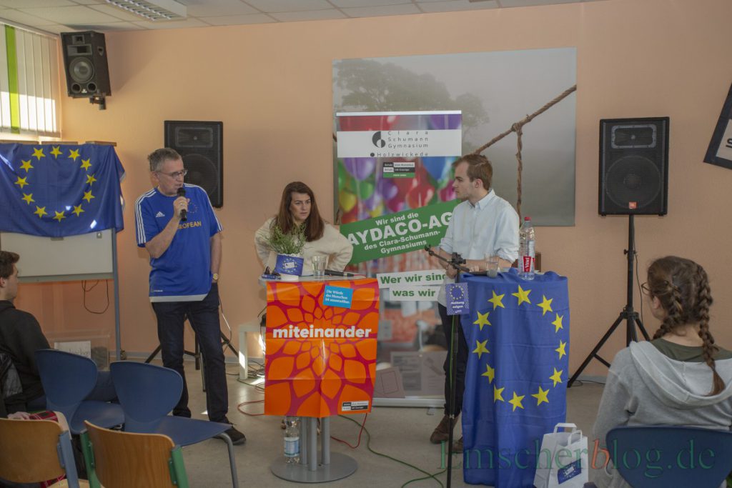 Eileen O' Sulivan und Felix Hake, hier mit Lehrer Gebhard Brömmel (l.) gaben heute auf Einladung der Aydaco AG  Antworten zur Frage "Was geht mich Europa an?". (Foto: P. Gräber - Emscherblog)  