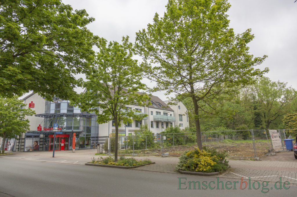 Die Baustelle auf dem Baugrundstück gegenüber der Sparkasse wird eingerichtet. Deshalb wird der Baumbestand Am Emscherpark und einer der beiden Bäume an der Hauptstraße vor der Brache in der nächsten Woche entfernt.  (Foto: P. Gräber - Emscherblog)