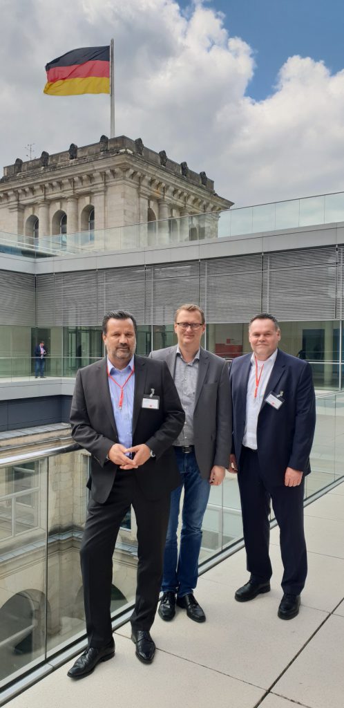 Oliver Kaczmarek (SPD MdB) mit dne beiden Unnaer Betriebsräten Gerd Bendiks und Dirk Schumacher. (Foto: privat) 