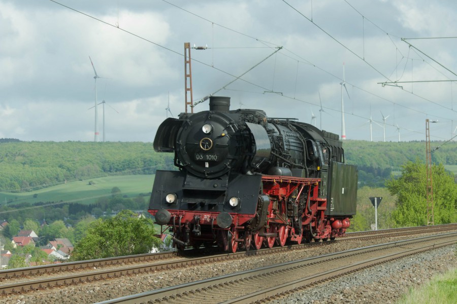 Die Bielefelder Eisenbahnfreunde unternehmen heute mit der   Dampfschnellzuglok 03 1010 (Foto) eine Sonderfahrt mit Tankstopp in Holzwickede. (Foto:  Bielefelder Eisenbahnfreunde)