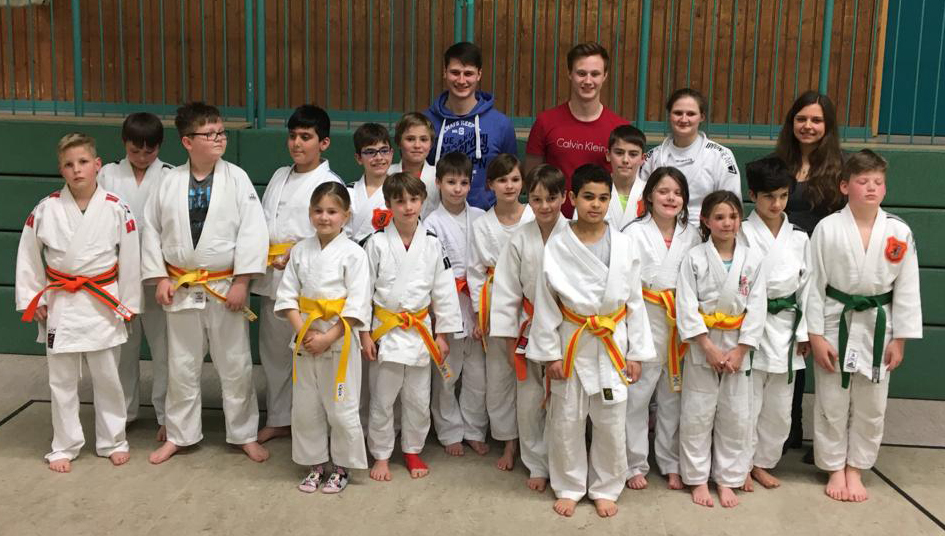 Nach der erfolgreich absolvierten Gürtelprüfung dürfen die jungen Judokas ihre neuen Gürtelfarben tragen. (Foto: privat) 