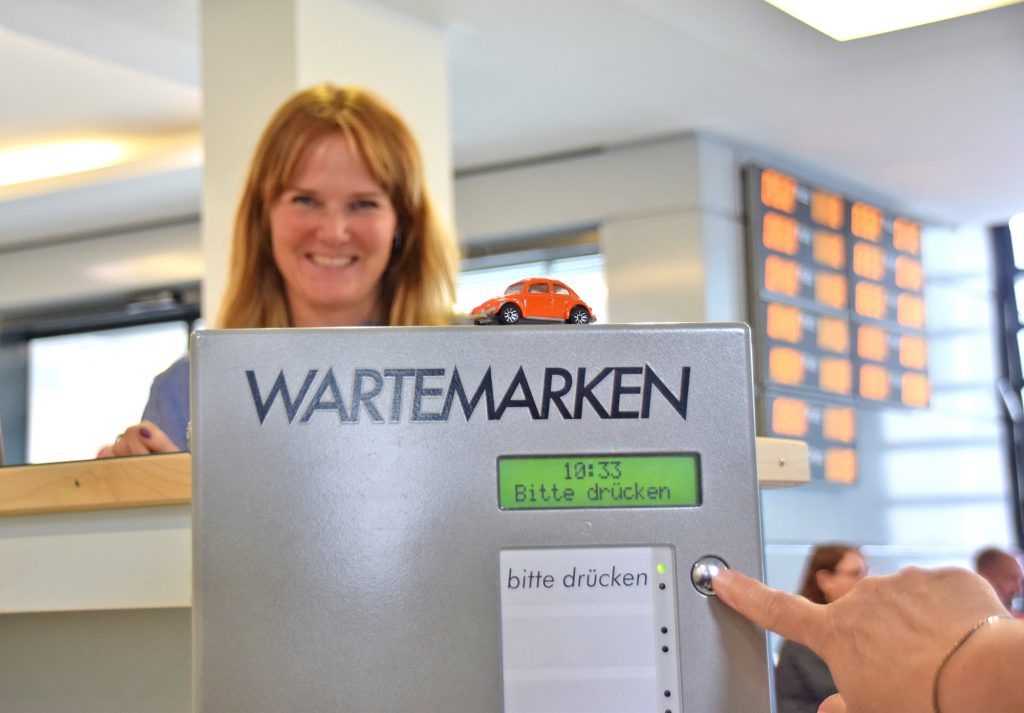 Wer keinen Termin im Bürgerbüro hat, bekommt Wartemarken ab Juni innerhalb festgelegter Zeitfenster. (Foto: Constanze Rauert)