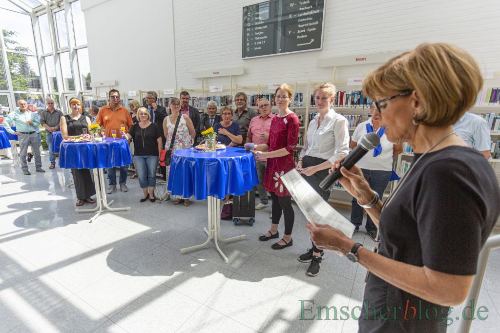 Holzwickedes stellvertretende Bürgermeisterin Monika Mölle eröffnete den offiziellen Festakt um 15 Uhr mit ein paar Grußworten. (Foto: P. Gräber - Emscherblog)