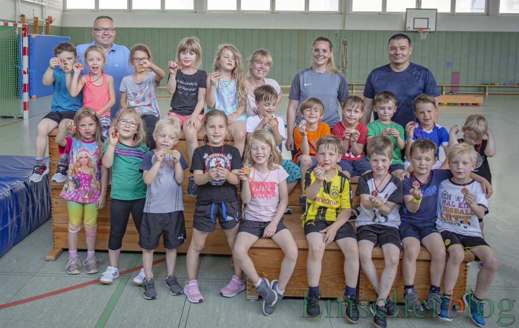 Stolz präsentieren die Kinder des HEV-Kindergartens den verdienten Lohn am Ende des Trainings: das Mini-Sportabzeichen. (Foto: P. Gräber - Emscherblog)