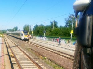 Nach dem Oberleitungsschaden und Stromausfall blieb die Bahnstrecke im Bahnhofsbereich bis zum frühen Sonntagmorgen in beiden Richtungen gesperrt. (Foto: privat)