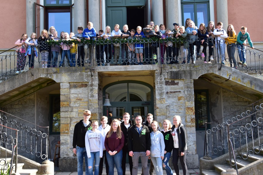 In den Herbstferien lädt die Ev. Jugend wieder zu einer Freizeit auf Schloss Baum bei Bückeburg ein: Das Gruppenfoto zeigt die Teilnehmer der Kinderfreizeit im Jahr 2018. (Foto: privat)