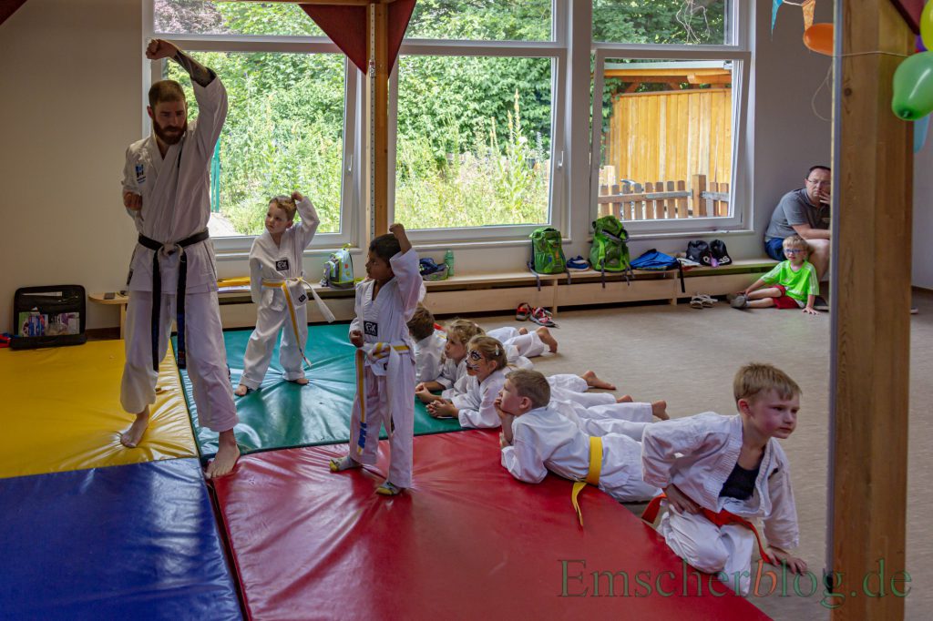 Die  Karate-Kids des Familienzentrums zeigten den interessierten Eltern, was sie beim wöchentlichen Training mit Karatelehrer Christian Wintzer schon gelernt haben. (Foto: P. Gräber - Emscherblog) 